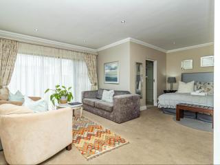 Hermanus Cliff Path Lodge - No Load-shedding - 7