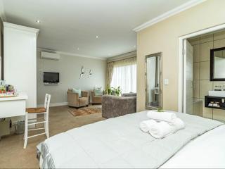 Hermanus Cliff Path Lodge - No Load-shedding - 4