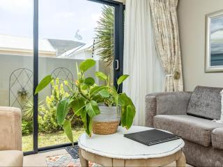 Hermanus Cliff Path Lodge - No Load-shedding - 2