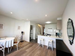 Spacious Family Townhouse near Kingston & Manuka - 3