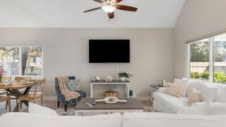 Pelican Retreat by AvantStay 5 MINS TO BEACH Pet Friendly w Pool BBQ - 6