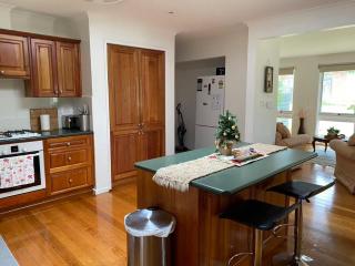 Serene 4Bed2Bath House w Parking Near Mornington Peninsula - 3