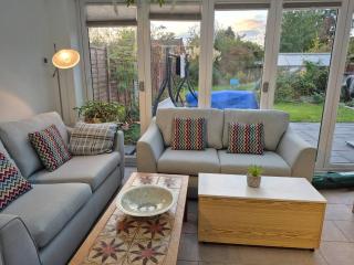 Cozy Guest Room in Family Home, Close to Aldershot Town Centre - 7