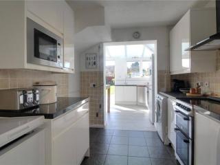 Cozy Guest Room in Family Home, Close to Aldershot Town Centre - 6
