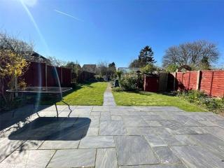 Cozy Guest Room in Family Home, Close to Aldershot Town Centre - 5