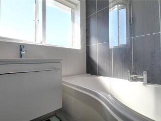 Cozy Guest Room in Family Home, Close to Aldershot Town Centre - 4