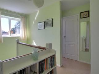 Cozy Guest Room in Family Home, Close to Aldershot Town Centre - 1