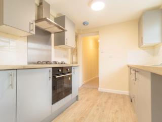 Private Room, closer to train station - 9