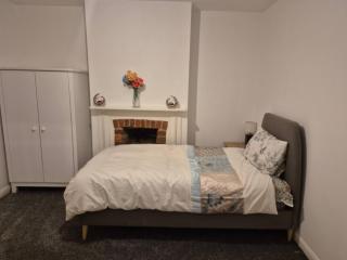 Private Room, closer to train station - 8