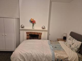 Private Room, closer to train station - 6