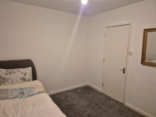 Private Room, closer to train station - 5