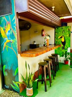 Villas Ela en Bahía Ballena Uvita hermosas habitaciones privadas grandes, piscina, cocina, jacuzzi, aire acondicionado, tv, baño privado, parqueo gratis y terraza - 3