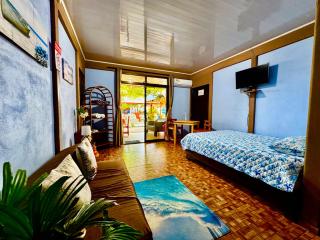 Villas Ela en Bahía Ballena Uvita hermosas habitaciones privadas grandes, piscina, cocina, jacuzzi, aire acondicionado, tv, baño privado, parqueo gratis y terraza - 5