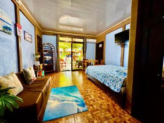 Villas Ela en Bahía Ballena Uvita hermosas habitaciones privadas grandes, piscina, cocina, jacuzzi, aire acondicionado, tv, baño privado, parqueo gratis y terraza - 9