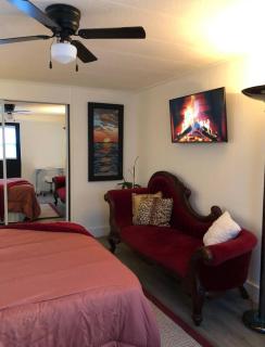 cozy room, private bathroom and kitchen - 4