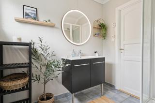 Stylish Private Rooms in Lofoten Guesthouse - 5