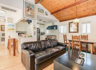 Versatile Two-Bedroom Live-Work Home Near the Beach - 4