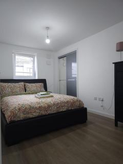 Stylish 2-Bed Flat with Open-Plan Living plus Parking - 9