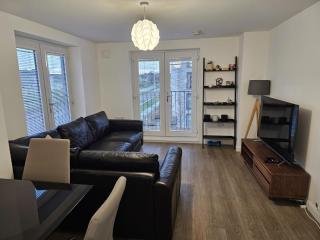 Stylish 2-Bed Flat with Open-Plan Living plus Parking - 0