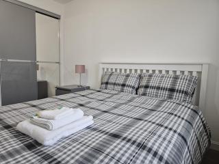 Stylish 2-Bed Flat with Open-Plan Living plus Parking - 7