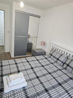 Stylish 2-Bed Flat with Open-Plan Living plus Parking - 6