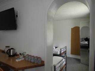 All Seasons Gatwick Guest House & Parking - 3