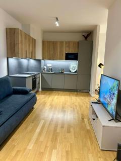 William's Modern Luxe Suite by the Station - 9