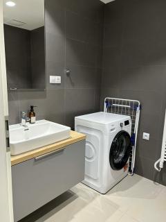 William's Modern Luxe Suite by the Station - 4