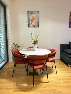 William's Modern Luxe Suite by the Station - 3