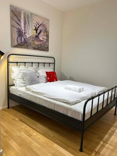 William's Modern Luxe Suite by the Station - 2