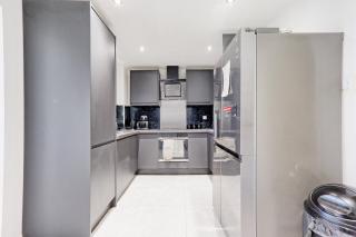 Three-Bedroom House with Two Bathrooms near Tilbury Port - 9