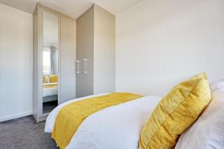 Modern 3-Bed Home - Sleeps 6 -Parking -2 Bathrooms - Near Tilbury Port - 3