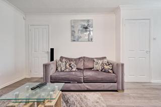 Three-Bedroom House with Two Bathrooms near Tilbury Port - 1