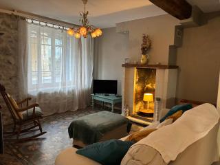 Spacious Village House in Ginoles with Garden - 9