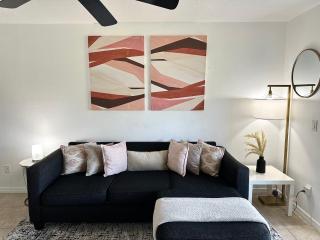 Modern 2BR Lakeview Near Orlando Airport Free Parking - 5