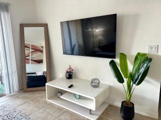 Modern 2BR Lakeview Near Orlando Airport Free Parking - 4