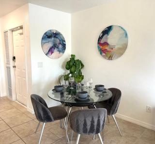 Modern 2BR Lakeview Near Orlando Airport Free Parking - 1