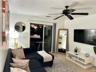 Modern 2BR Lakeview Near Orlando Airport Free Parking - 7