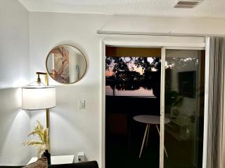 Modern 2BR Lakeview Near Orlando Airport Free Parking - 9