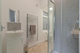 Chesterfield 2 Bed Apt - Sleeps 5 - Ideal for Workers - Hosted by StayHostSave - 3