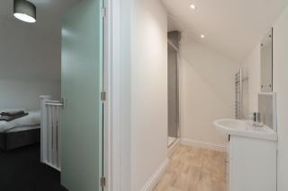 Chesterfield 2 Bed Apt - Sleeps 5 - Ideal for Workers - Hosted by StayHostSave - 2