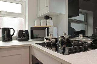 Chesterfield 2 Bed Apt - Sleeps 5 - Ideal for Workers - Hosted by StayHostSave - 9