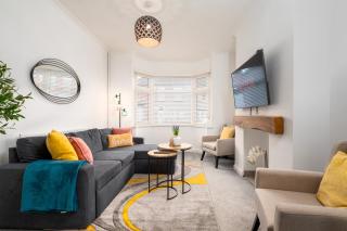 Luxury Spacious Home - Parking - Garden - Sleeps 8 - Grimsby - 1