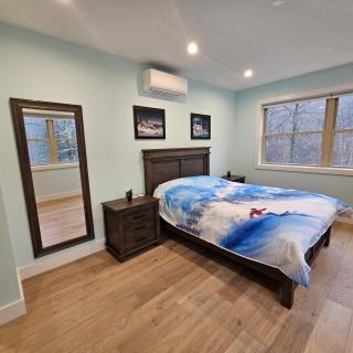 Powder Run - Modern 3BR Basecamp with Hot Tub, AC, EV Charger & Flat Parking - 2