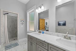 Mountain Views, HotTub, Minutes to Downtown! - 1