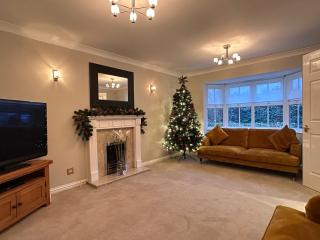 Spacious 4 Bed Home near Elizabeth Line, perfect for Contractors, Families & Groups - 0