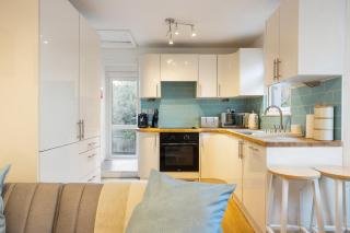 Spacious Retreat 5 Beds Sleeps 8 Free Parking - London - 4