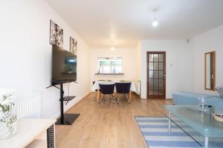 BS16 3-Bed House - King Bed - Big Driveway Parking - 6