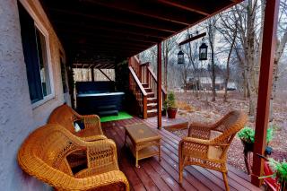 Poconos Getaway with Hot Tub-Close to Attractions, Perfect for Family &Friends! - 9