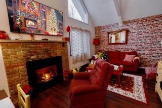 Poconos Getaway with Hot Tub-Close to Attractions, Perfect for Family &Friends! - 7